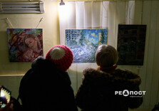 Спочатку з ліхтариками, потім зі світлом: У Харкові відкрилася художня виставка (фото)