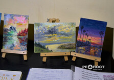 Спочатку з ліхтариками, потім зі світлом: У Харкові відкрилася художня виставка (фото)