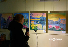 Спочатку з ліхтариками, потім зі світлом: У Харкові відкрилася художня виставка (фото)