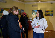 Спочатку з ліхтариками, потім зі світлом: У Харкові відкрилася художня виставка (фото)