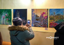 Спочатку з ліхтариками, потім зі світлом: У Харкові відкрилася художня виставка (фото)