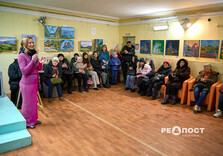 Спочатку з ліхтариками, потім зі світлом: У Харкові відкрилася художня виставка (фото)