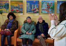 Спочатку з ліхтариками, потім зі світлом: У Харкові відкрилася художня виставка (фото)