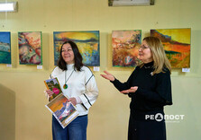 Спочатку з ліхтариками, потім зі світлом: У Харкові відкрилася художня виставка (фото)