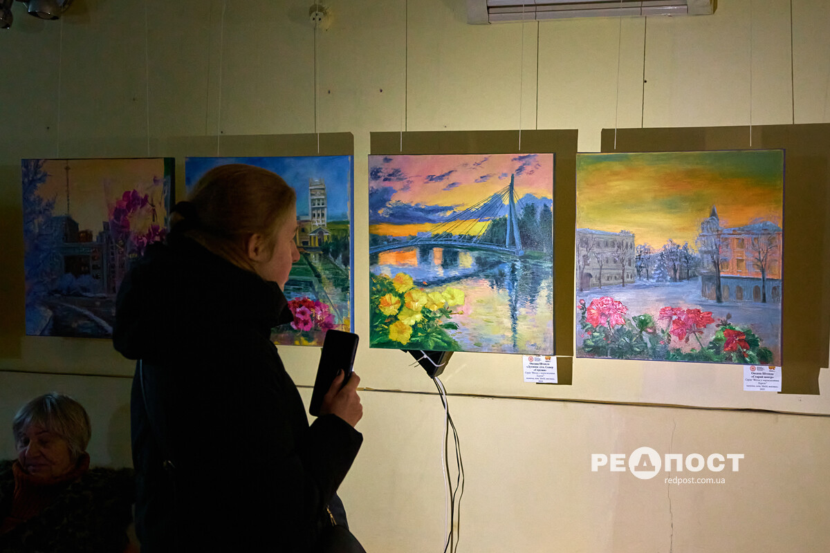 Спочатку з ліхтариками, потім зі світлом: У Харкові відкрилася художня виставка (фото)