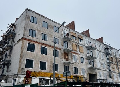 Як відновлюють будинок на вулиці Свободи, постраждалий від обстрілів