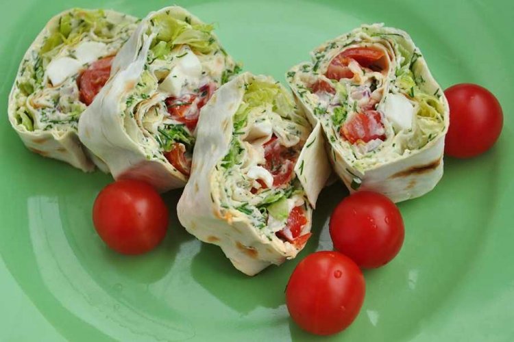 Ніжний перекус за 15 хвилин: рулет з лаваша з куркою та авокадо
