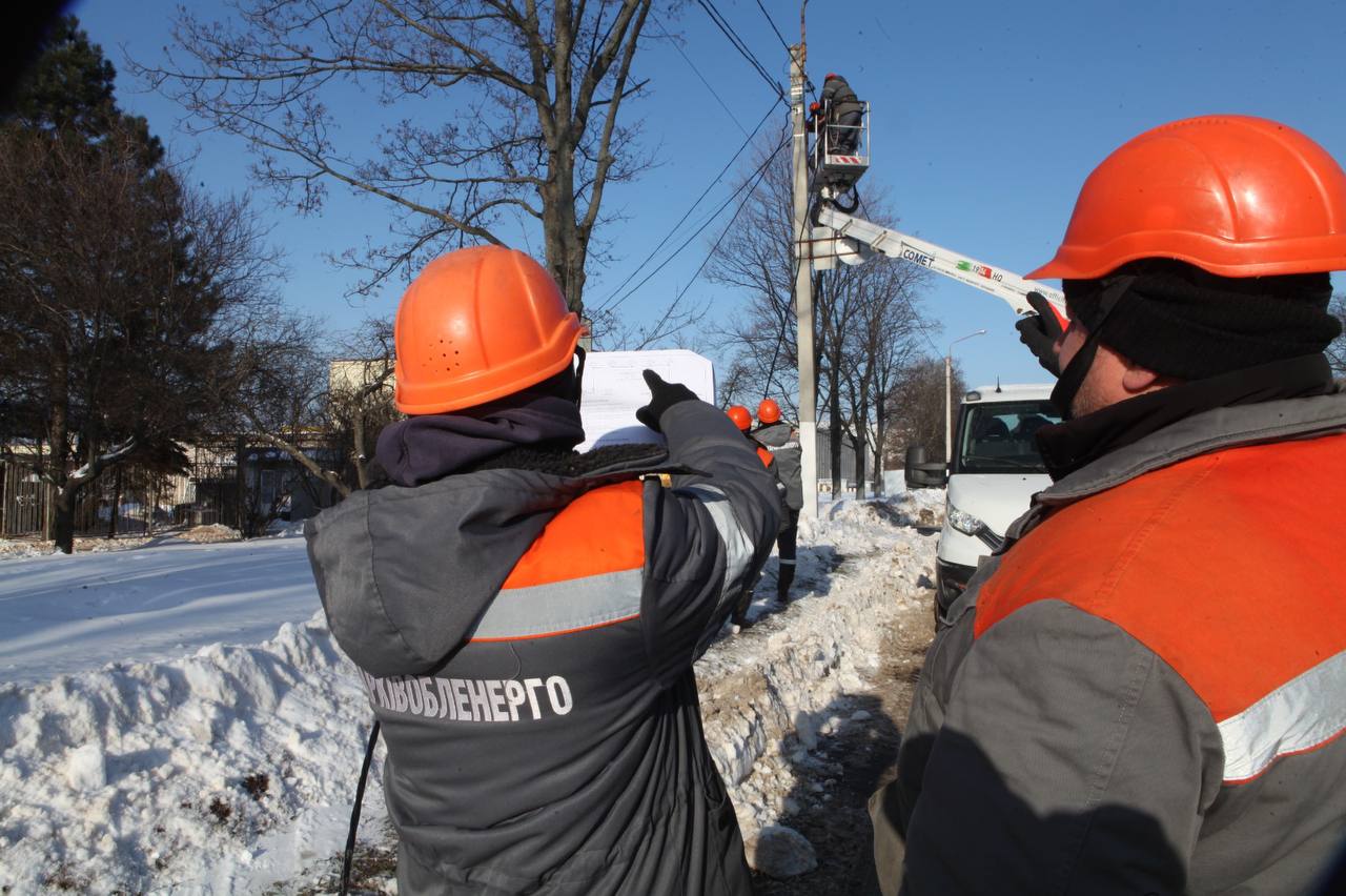 У Харківобленерго розповіли про аварійні знеструмлення через удари