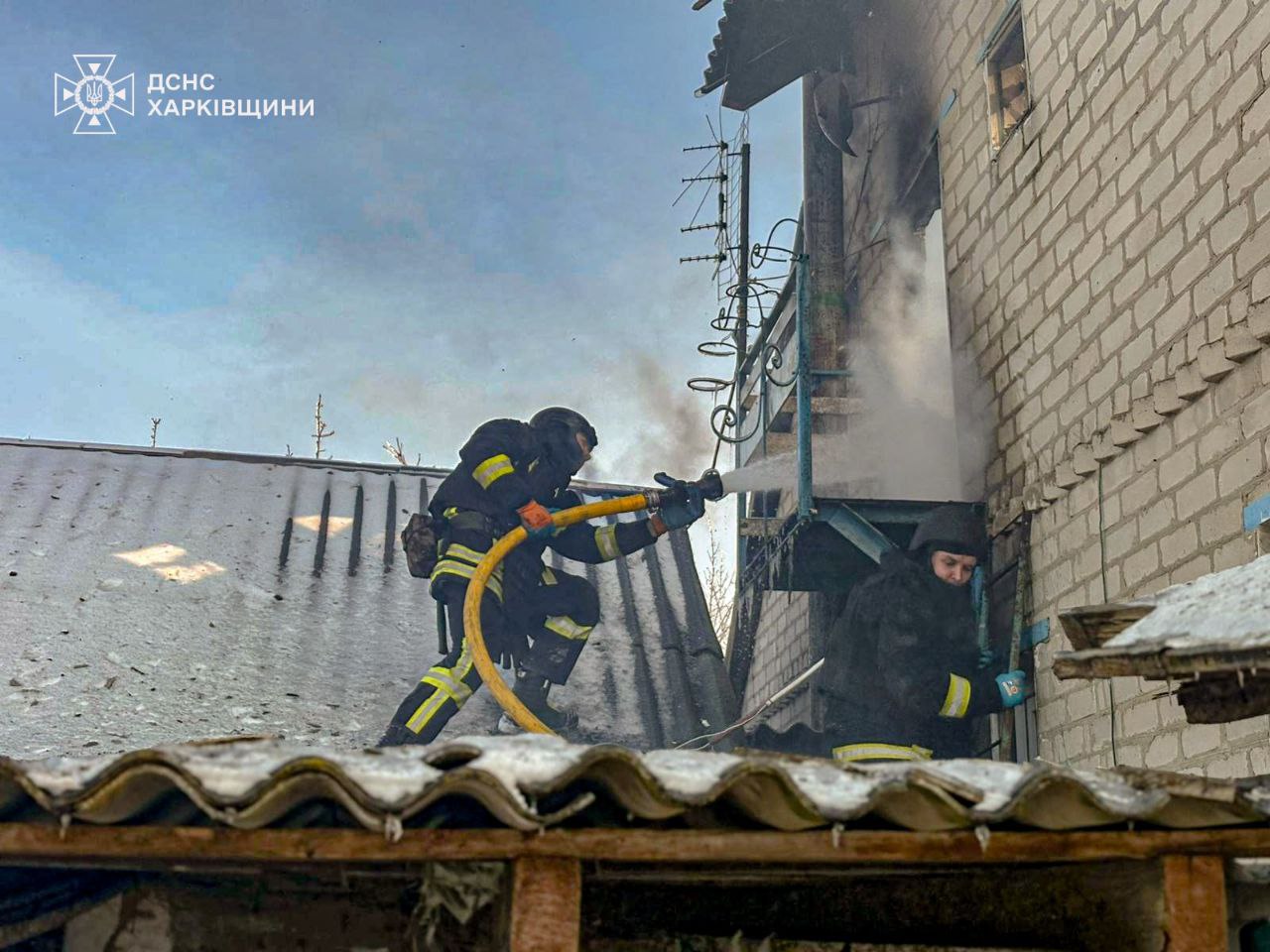 Рятувальники Харківщина загасили спричинену ворожим ударом пожежу