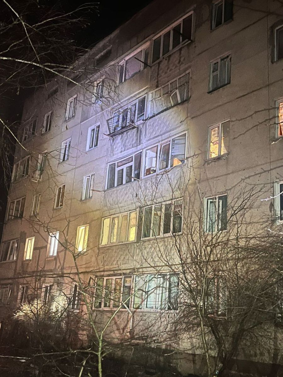 Нічна атака дрона на Чугуїв: пошкоджені багатоповерхівки та поранений