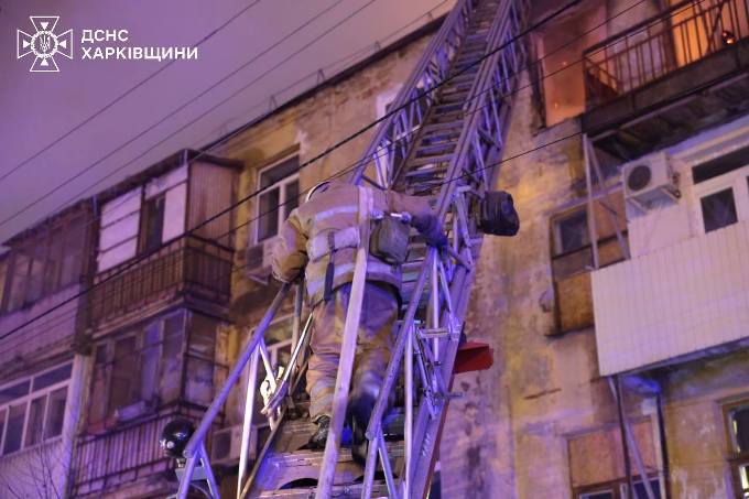 Новини Харкова: пожежа у будинку на Салтівці