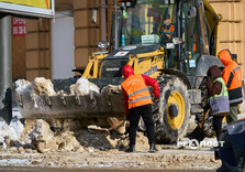 У Харкові комунальники продовжують очищати вулиці від снігу і льоду (фото)