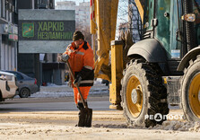 У Харкові комунальники продовжують очищати вулиці від снігу і льоду (фото)
