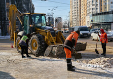 У Харкові комунальники продовжують очищати вулиці від снігу і льоду (фото)