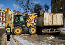 У Харкові комунальники продовжують очищати вулиці від снігу і льоду (фото)