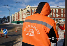 У Харкові комунальники продовжують очищати вулиці від снігу і льоду (фото)