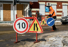 У Харкові комунальники продовжують очищати вулиці від снігу і льоду (фото)