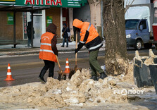 У Харкові комунальники продовжують очищати вулиці від снігу і льоду (фото)
