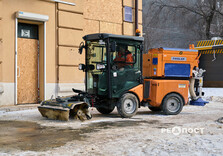У Харкові комунальники продовжують очищати вулиці від снігу і льоду (фото)