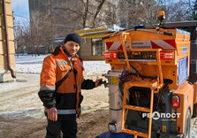У Харкові комунальники продовжують очищати вулиці від снігу і льоду (фото)