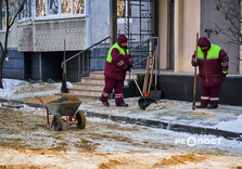 У Харкові комунальники продовжують очищати вулиці від снігу і льоду (фото)