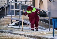 У Харкові комунальники продовжують очищати вулиці від снігу і льоду (фото)
