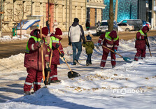 У Харкові комунальники продовжують очищати вулиці від снігу і льоду (фото)