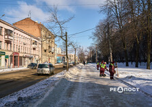 У Харкові комунальники продовжують очищати вулиці від снігу і льоду (фото)