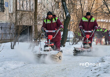 У Харкові комунальники продовжують очищати вулиці від снігу і льоду (фото)