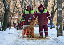 У Харкові комунальники продовжують очищати вулиці від снігу і льоду (фото)