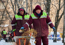 У Харкові комунальники продовжують очищати вулиці від снігу і льоду (фото)