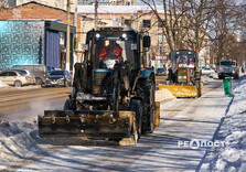 У Харкові комунальники продовжують очищати вулиці від снігу і льоду (фото)