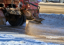 У Харкові комунальники продовжують очищати вулиці від снігу і льоду (фото)