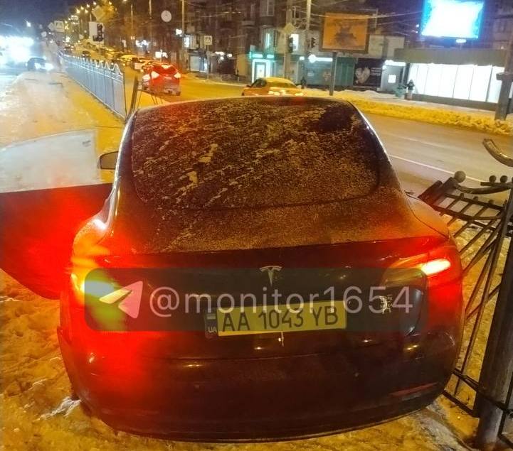 На харківському проспекті київлянин на Tesla влаштував аварію