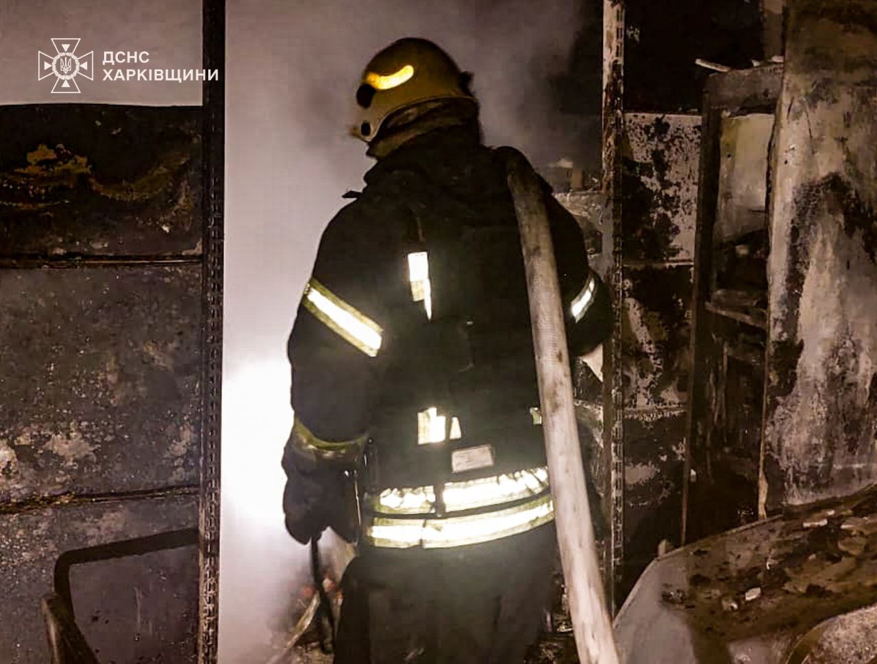Пожежа в Барвінковому після російського обстрілу