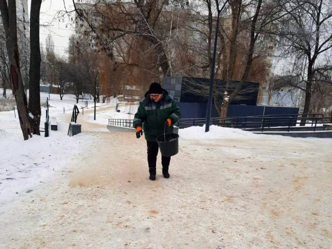 У Харкові комунальники прибирають сніг у парках та скверах