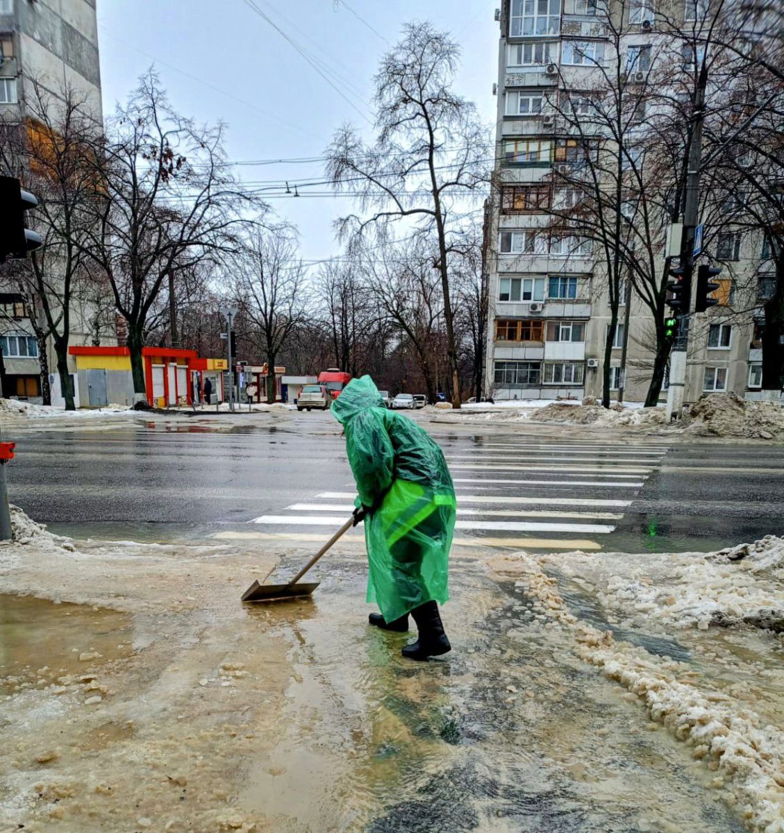 Комунальники Харкова продовжують боротися з негодою