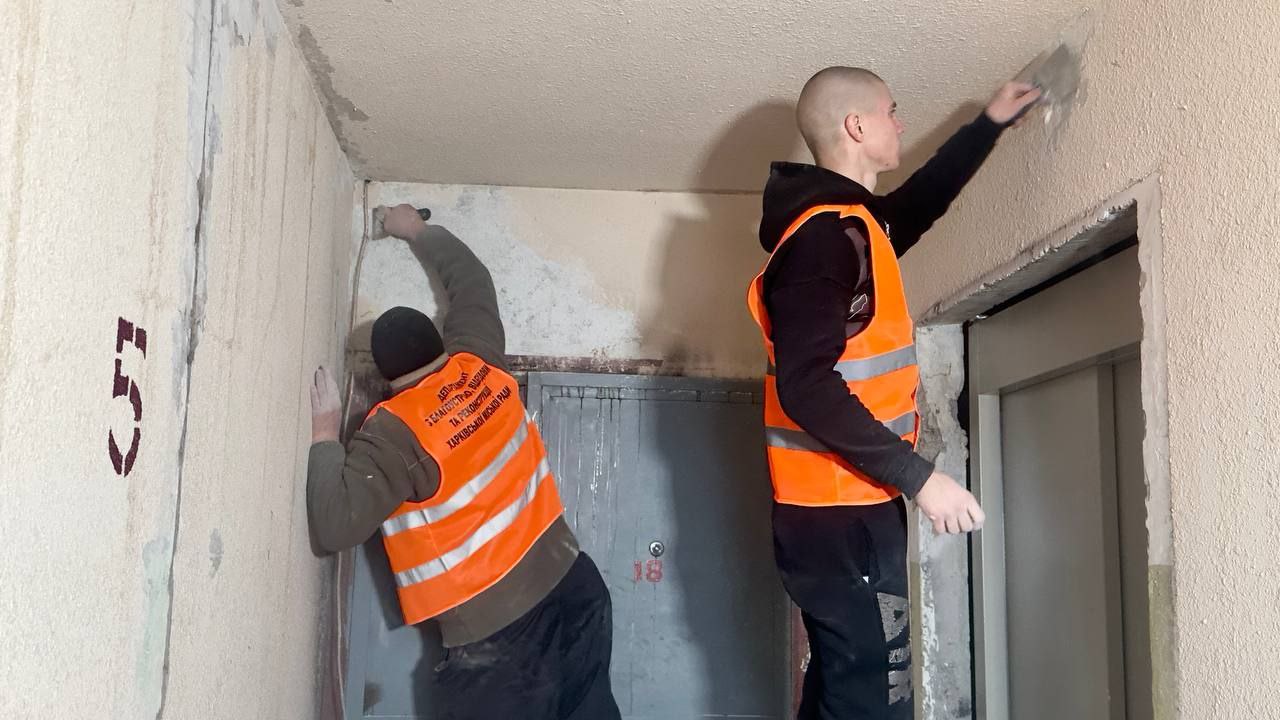 У Харкові триває відновлення багатоповерхівки, пошкодженої обстрілами ворога