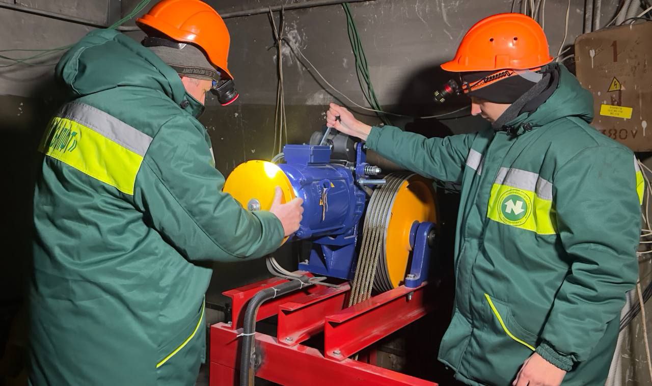 У Харкові триває відновлення багатоповерхівки, пошкодженої обстрілами ворога