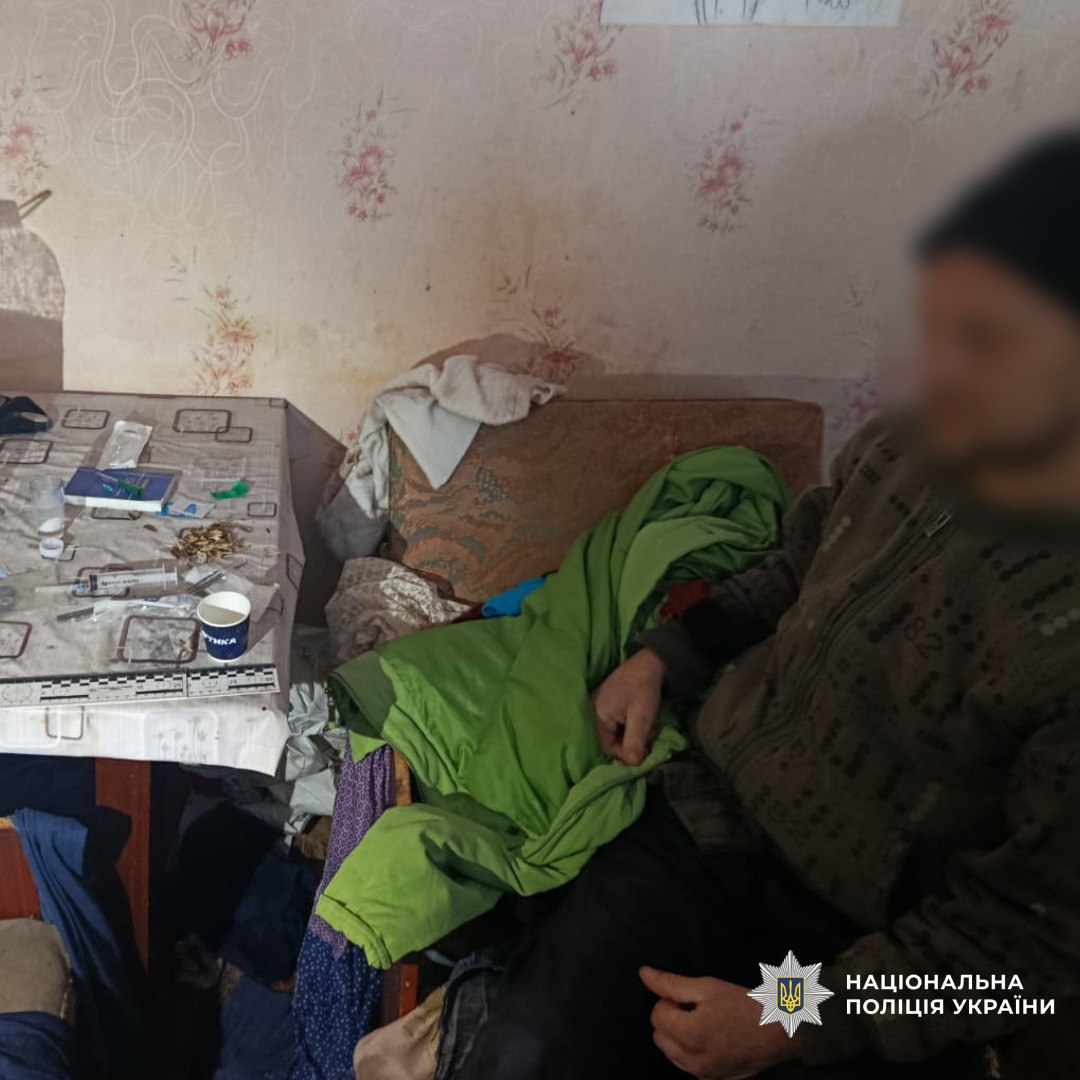 На Харківщині затримали чоловіка, який організував наркопритон у власній квартирі