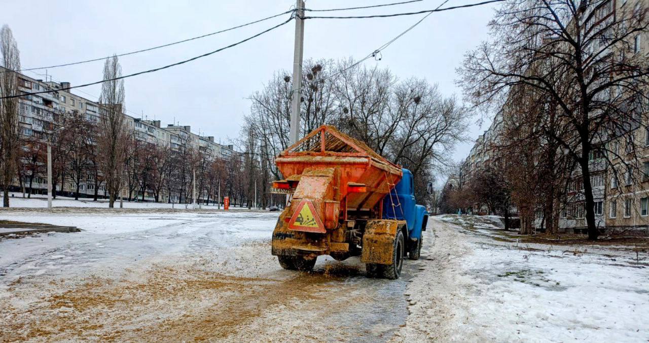 Комунальники Харкова продовжують боротьбу з негодою