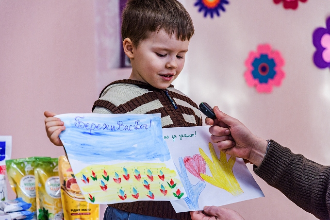 Новини Харкова: діти зібрали подарунки військовим