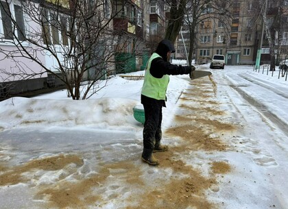 У Харкові через крижаний дощ дороги обробляють у посиленому режимі