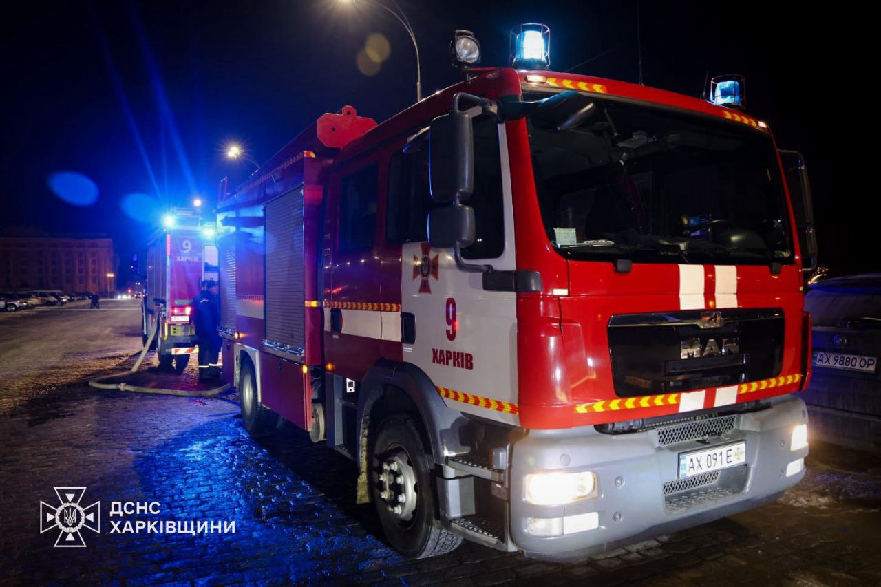 У центрі Харкова горить ресторан: десятки рятувальників борються з вогнем (фото)