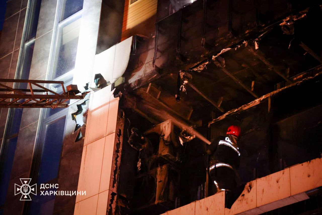 У центрі Харкова горить ресторан: десятки рятувальників борються з вогнем (фото)