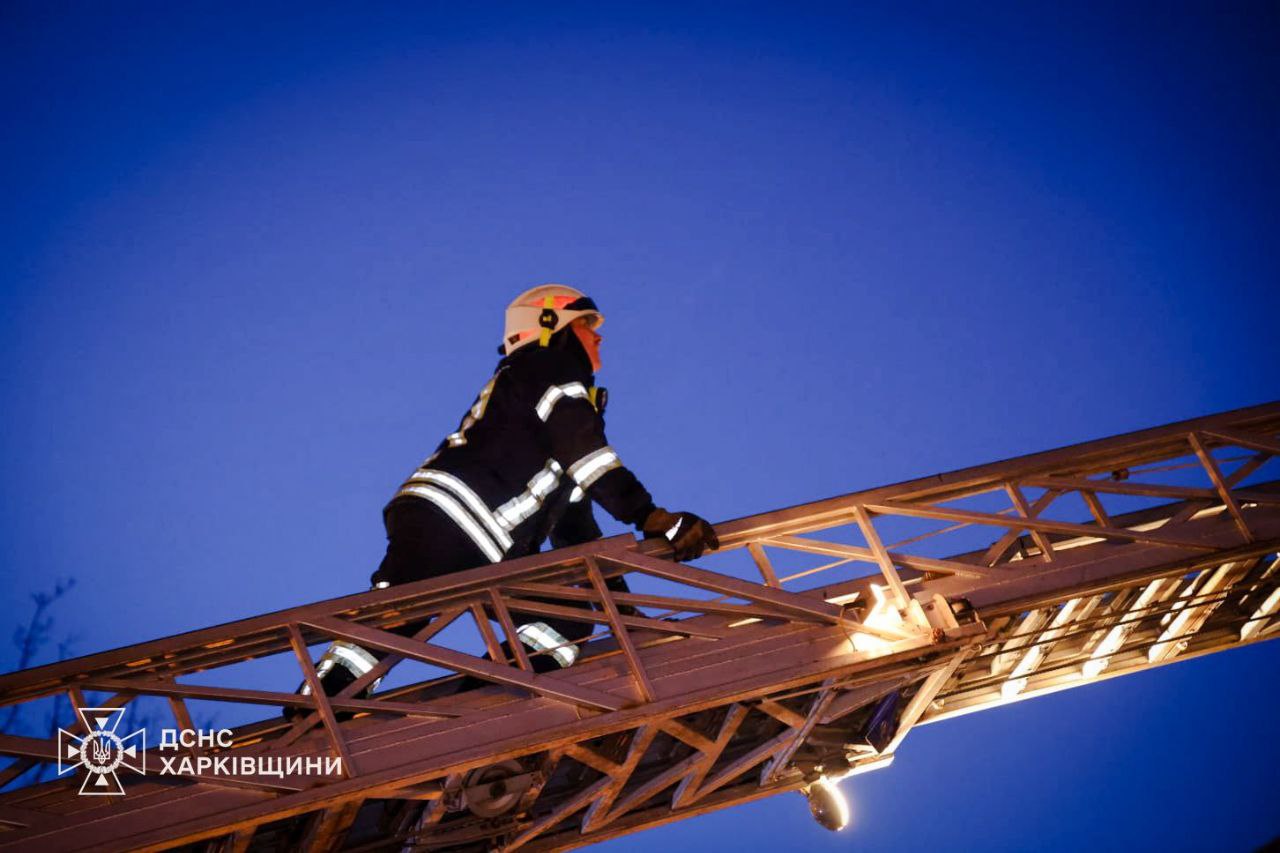 У центрі Харкова горить ресторан: десятки рятувальників борються з вогнем (фото)