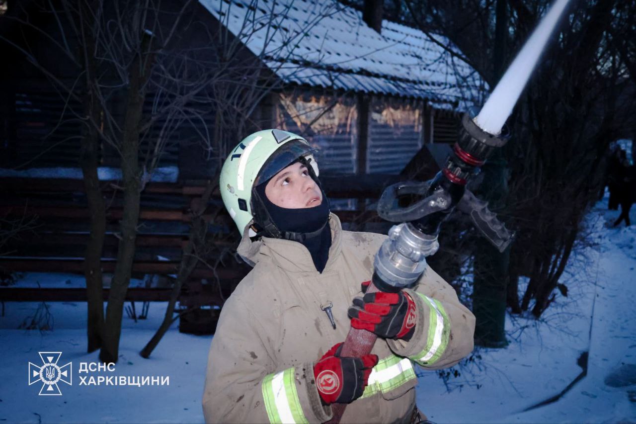 У центрі Харкова горить ресторан: десятки рятувальників борються з вогнем (фото)