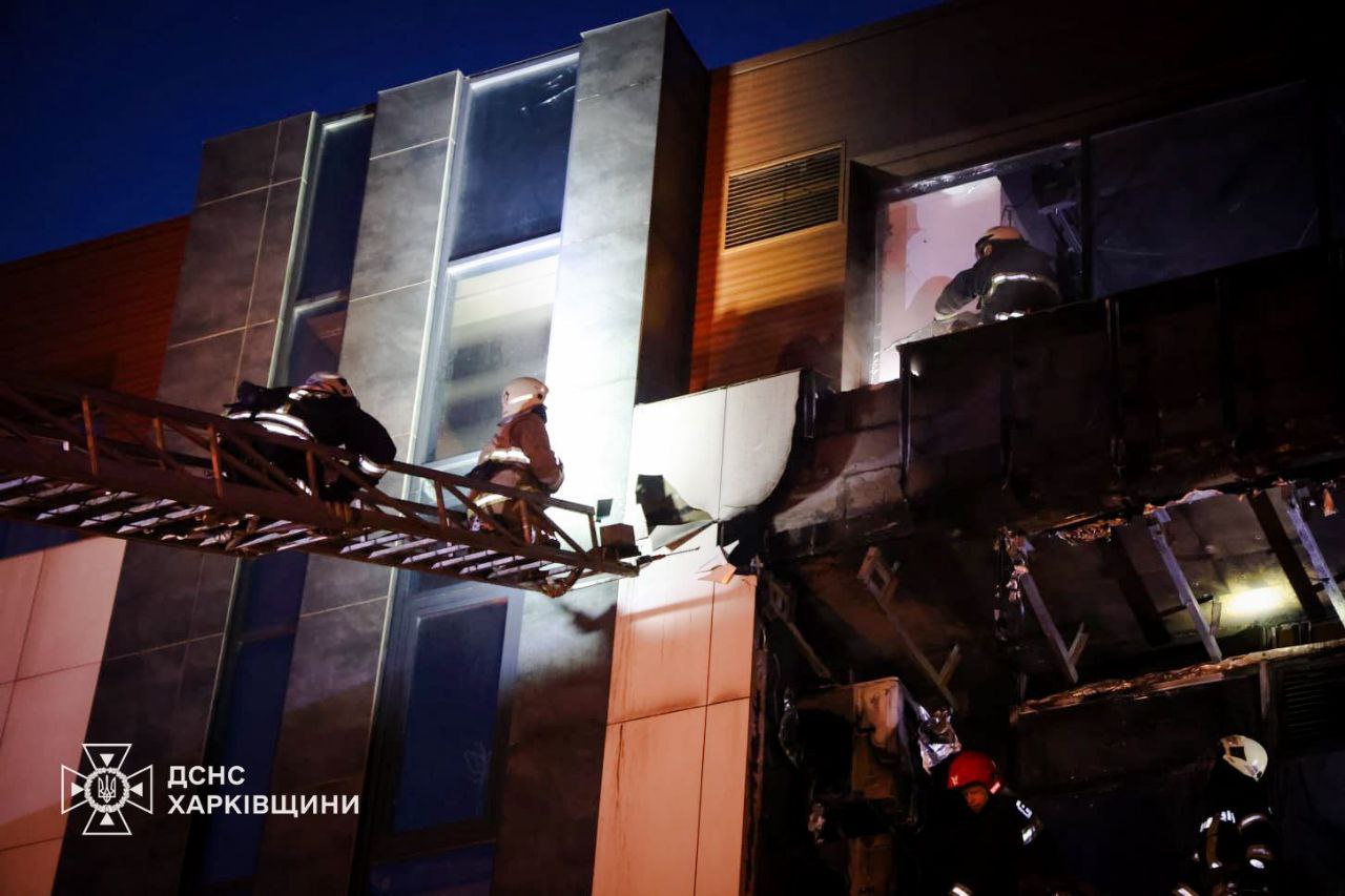 У центрі Харкова горить ресторан: десятки рятувальників борються з вогнем (фото)