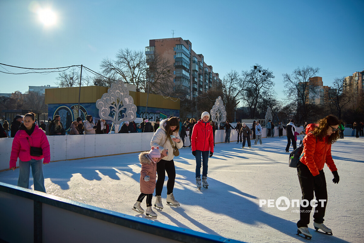 Як працює муніципальна ковзанка у Харкові (фото)