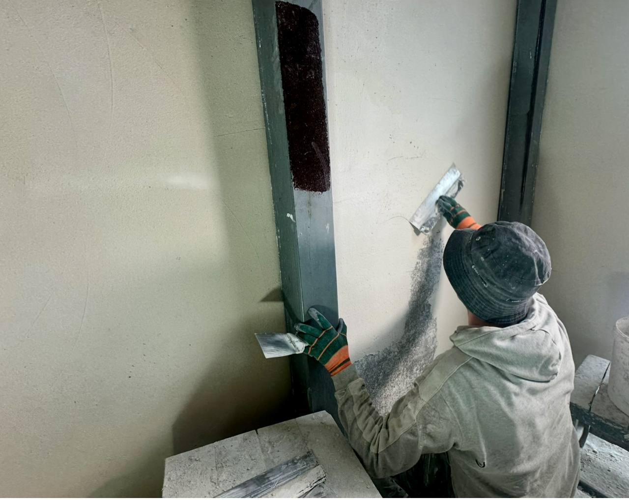 Триває відновлення постраждалого будинку по вулиці Бучми: Новини Харкова